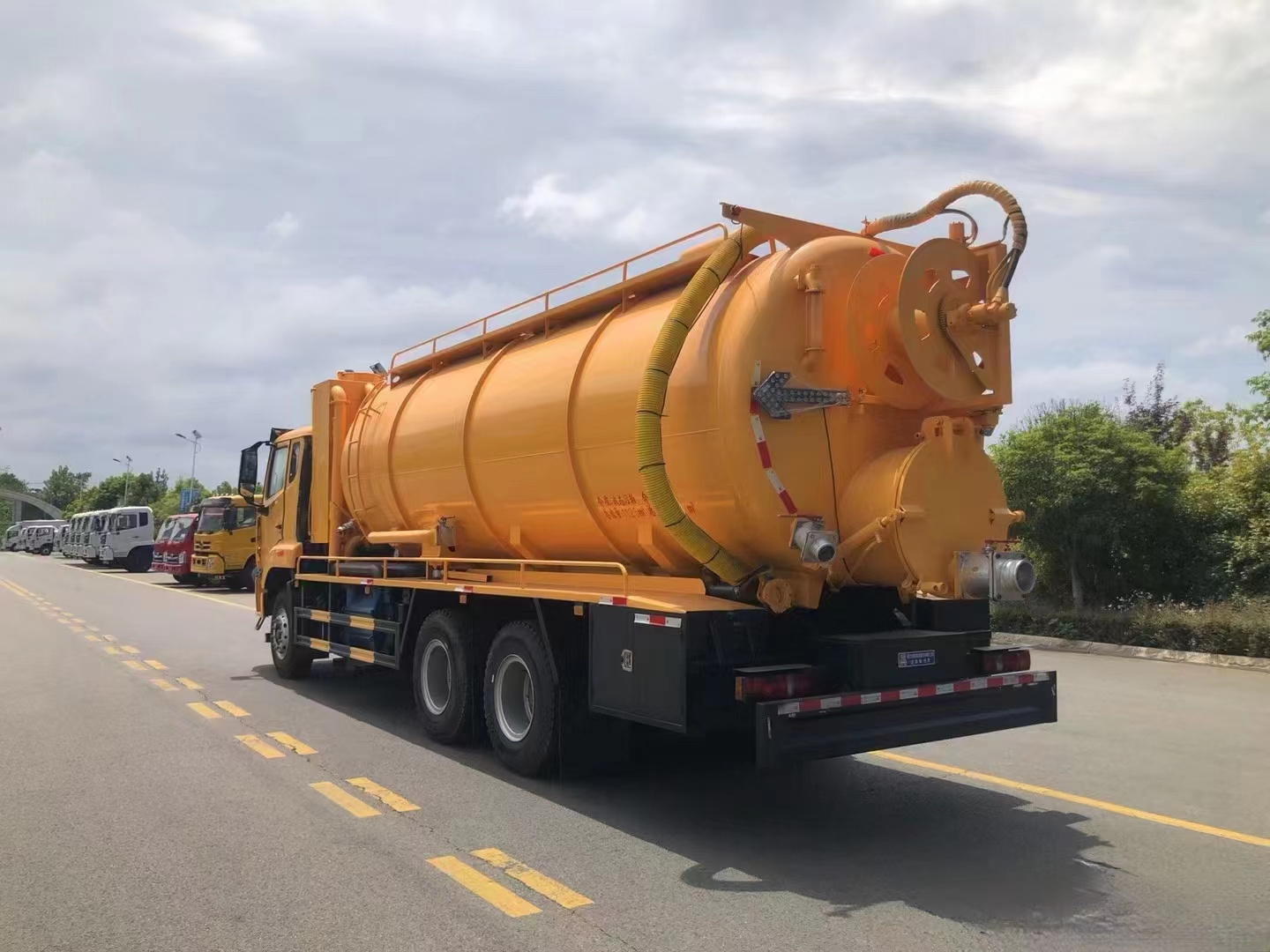 Dongfeng T3 4x2 165HP 10cbm Vacuum cleaning tank Sewage suction tank truck