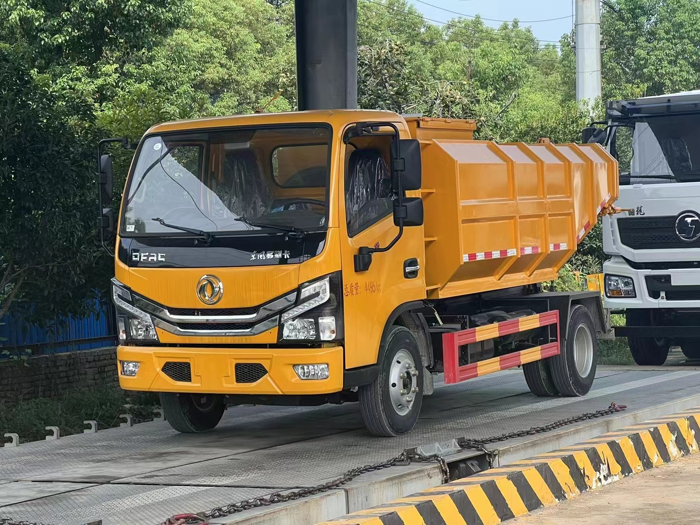 Diesel suction truck with high pressure washing pump 12 CBM vacuum suction sewage tank truck Clean suction truck for sale