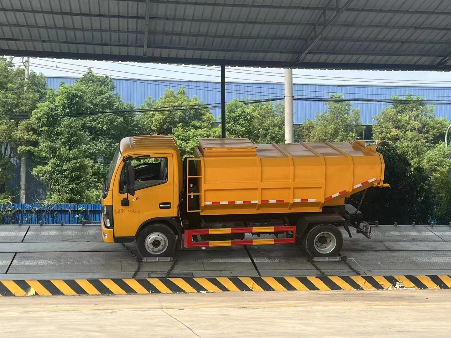 Diesel suction truck with high pressure washing pump 12 CBM vacuum suction sewage tank truck Clean suction truck for sale