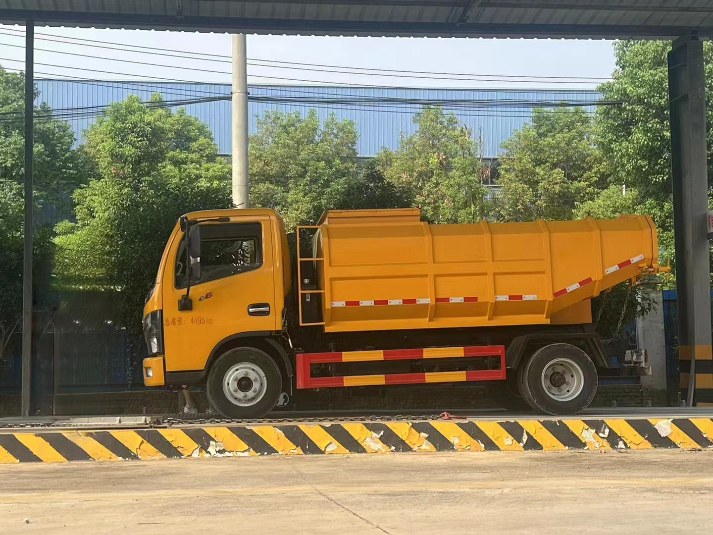 Diesel suction truck with high pressure washing pump 12 CBM vacuum suction sewage tank truck Clean suction truck for sale