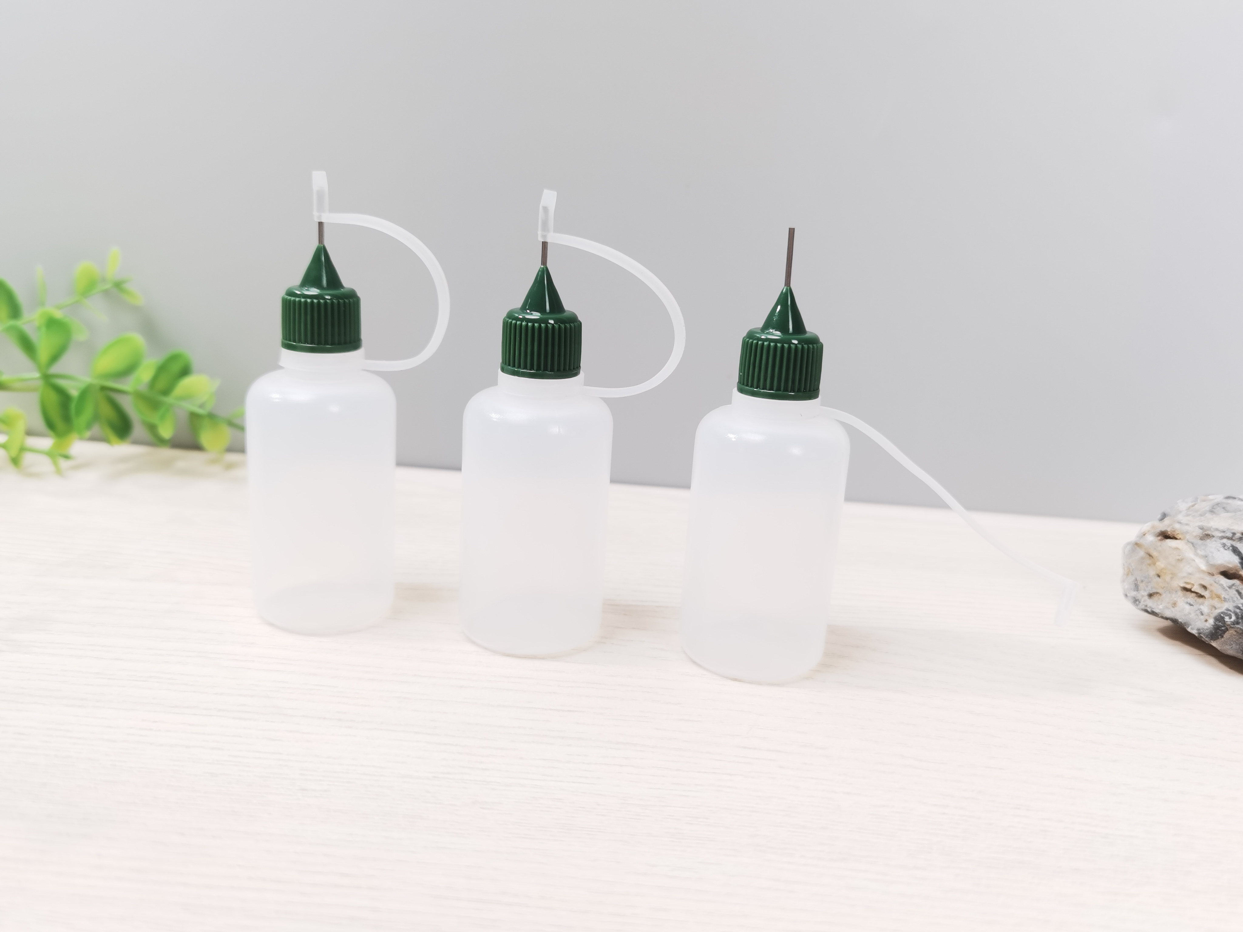 Small size 15ml 30ml Empty craft pigment bottles with safety needle tip top with cover Natural white color PE squeeze bottles