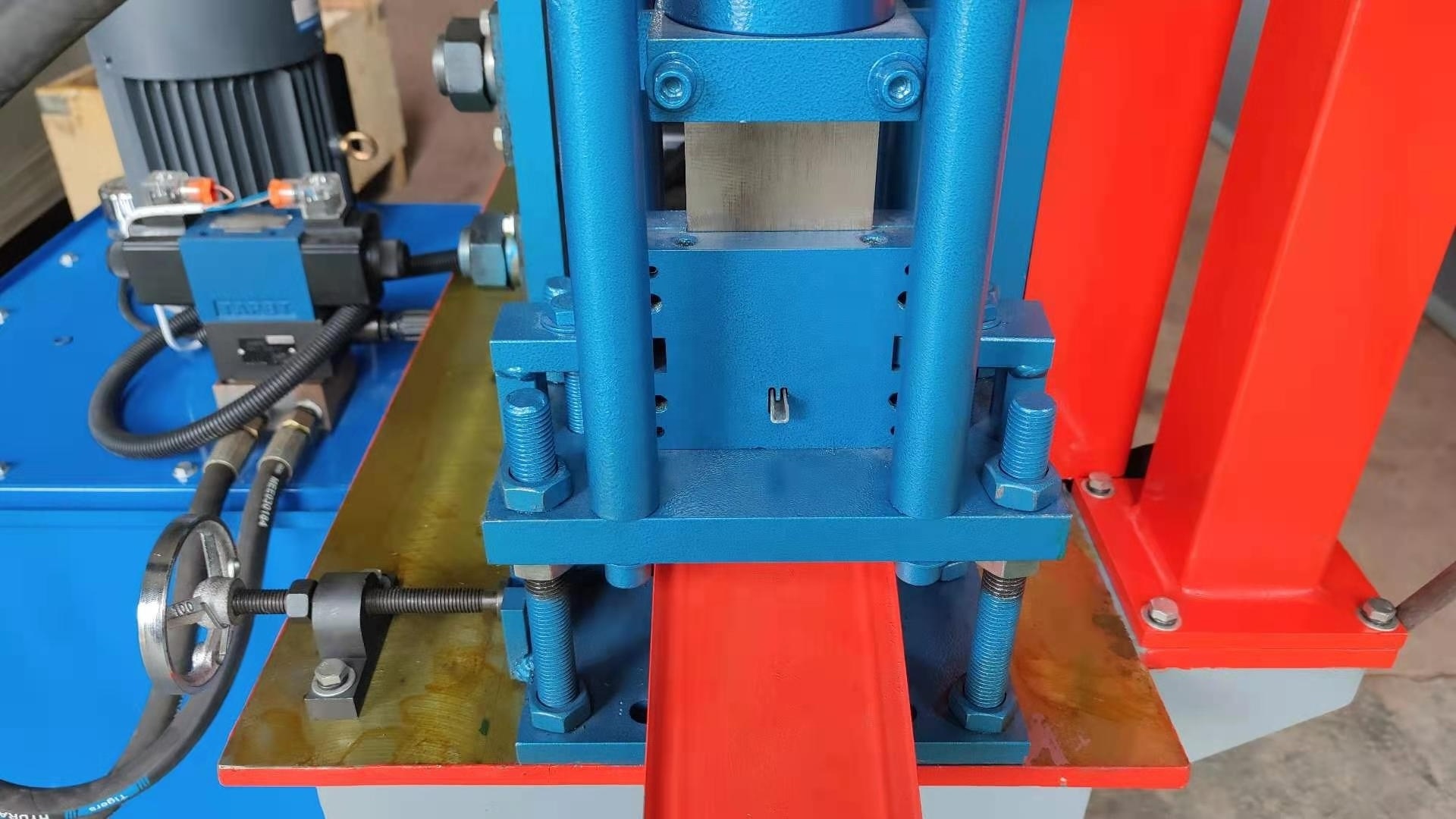 stud cold roll forming machine Metal stud and track roll forming machine produces multiple profiles in one machine