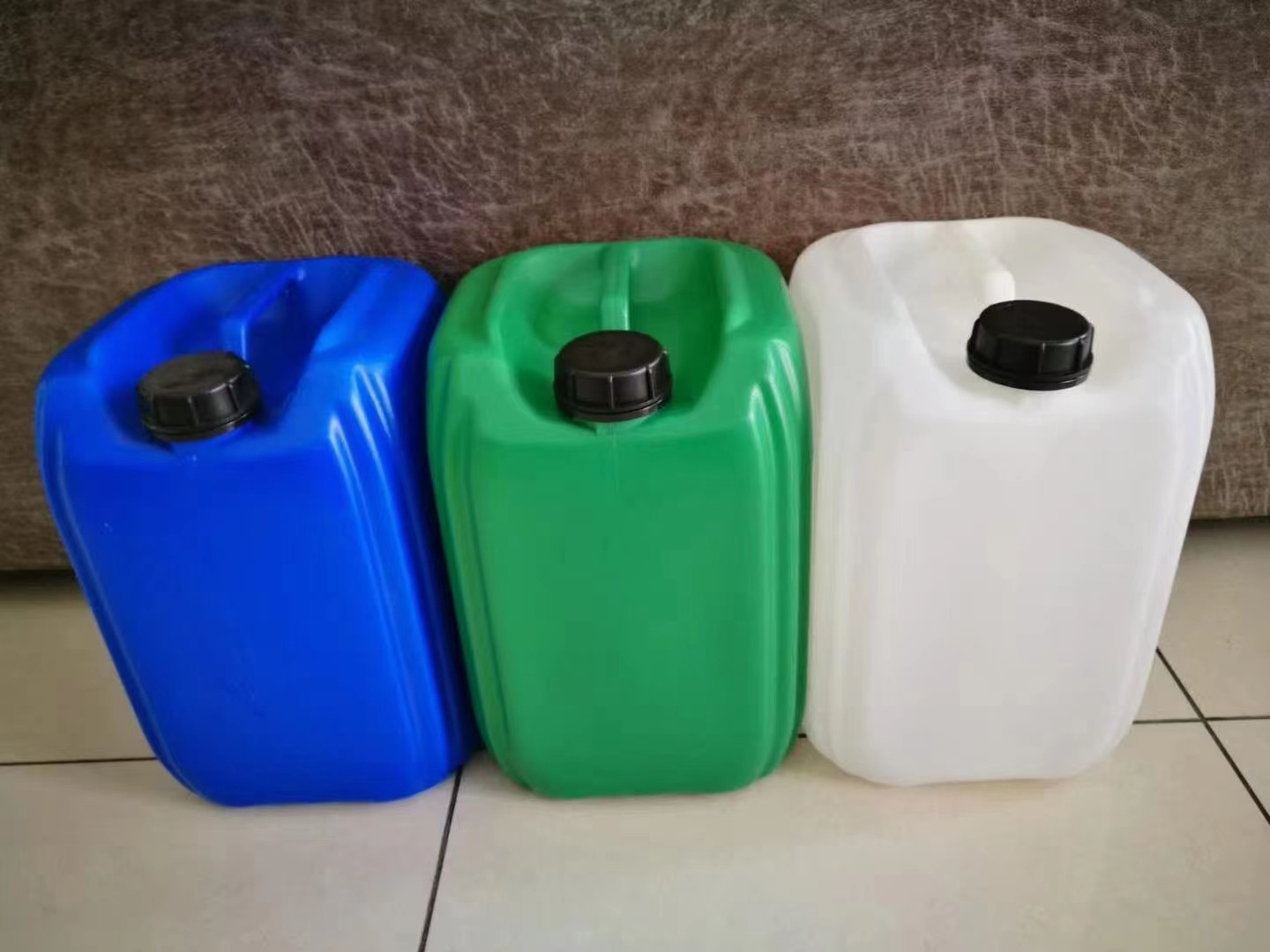 5 gallons plastic water/oil bucket with lids