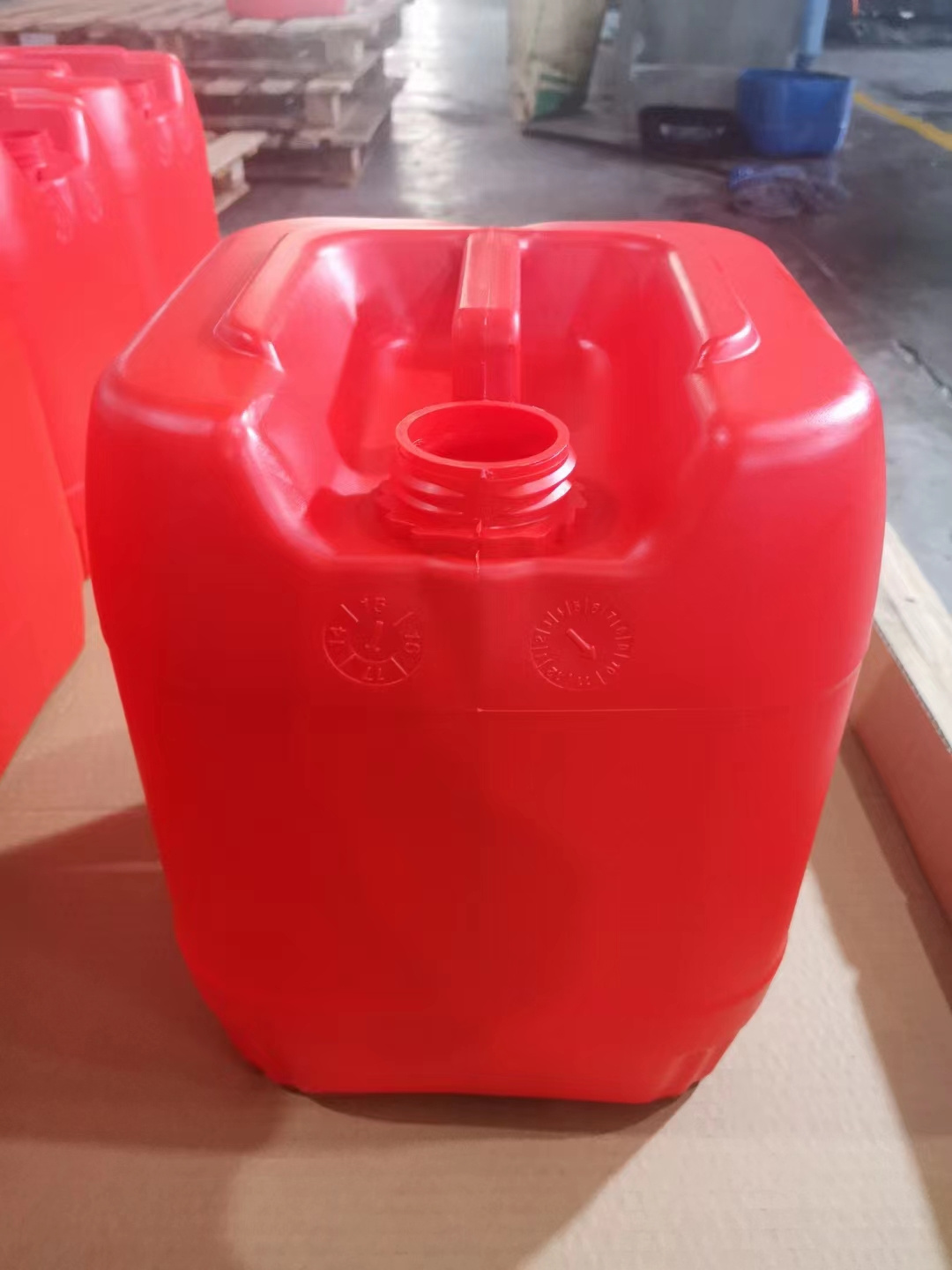 5 gallons plastic water/oil bucket with lids