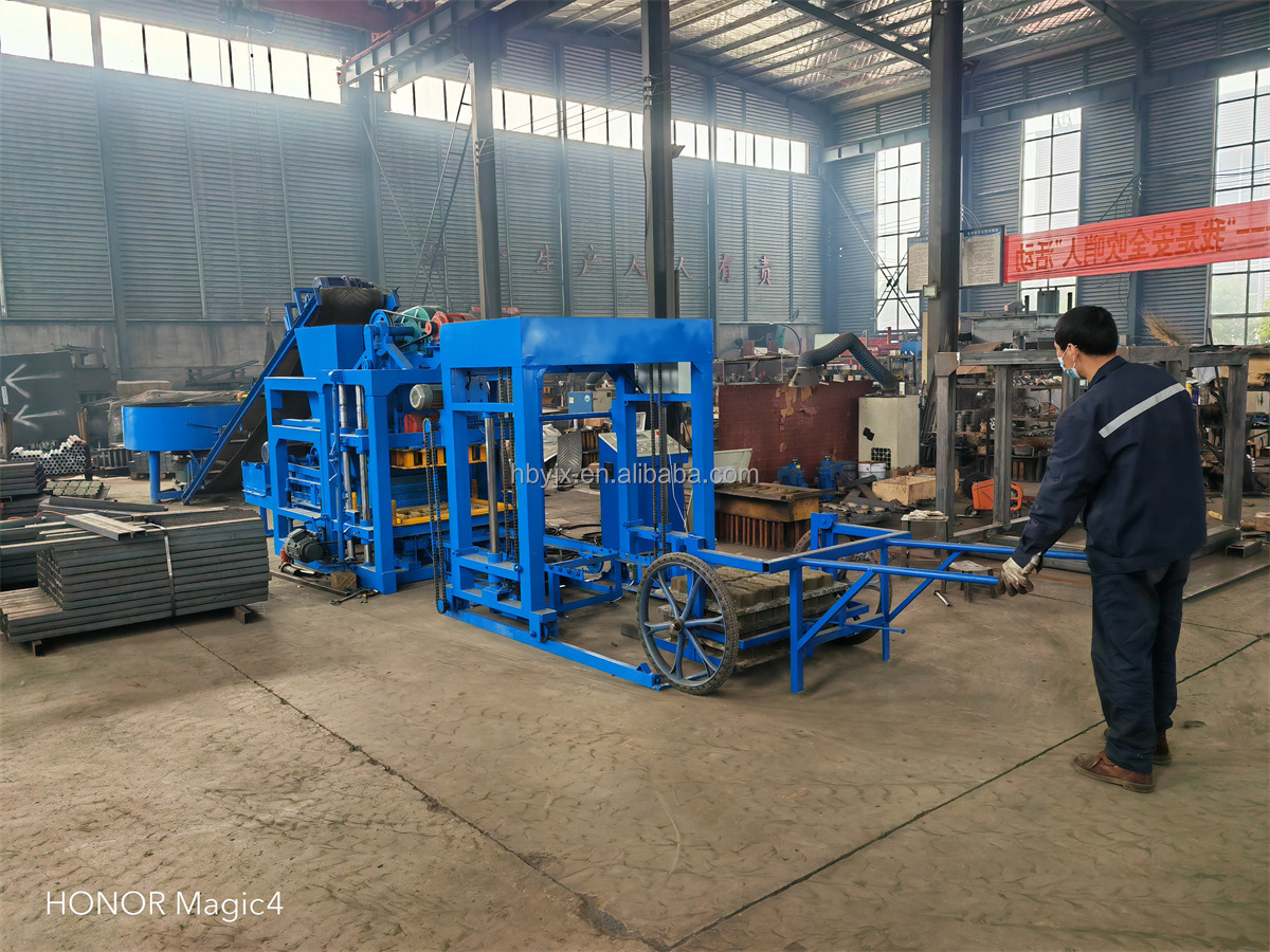 Hollow hallow blocks maker QTj4-25a full automatic concrete block making machine