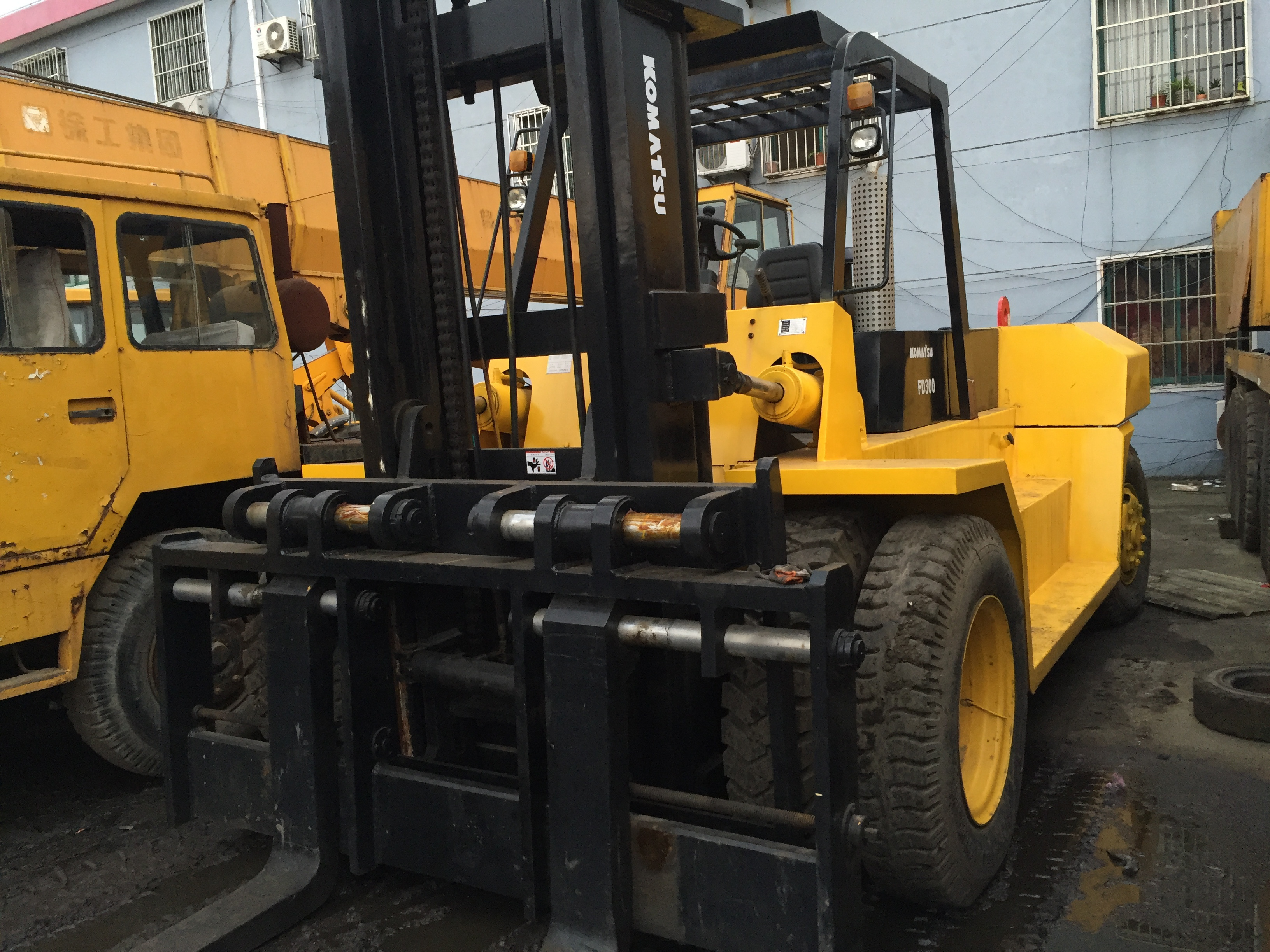 China Forklift Manufacturer K0MATSU FD300 heavy duty diesel forklift 20 ton 30ton with Forklift