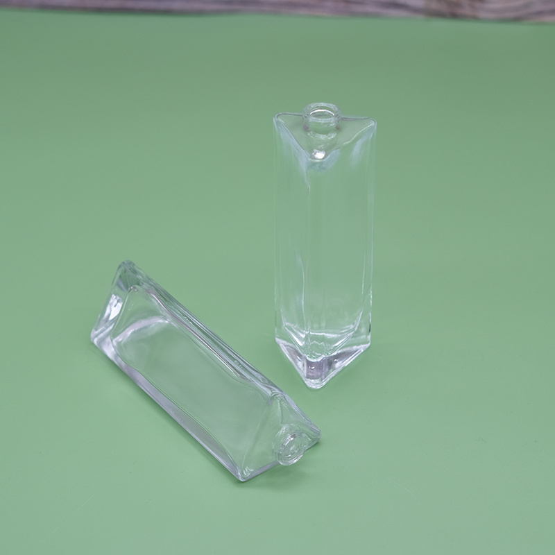 Manufacturers wholesale 30ml50ml triangle clear press perfume glass bottles with gold pump sprayer head wholesale