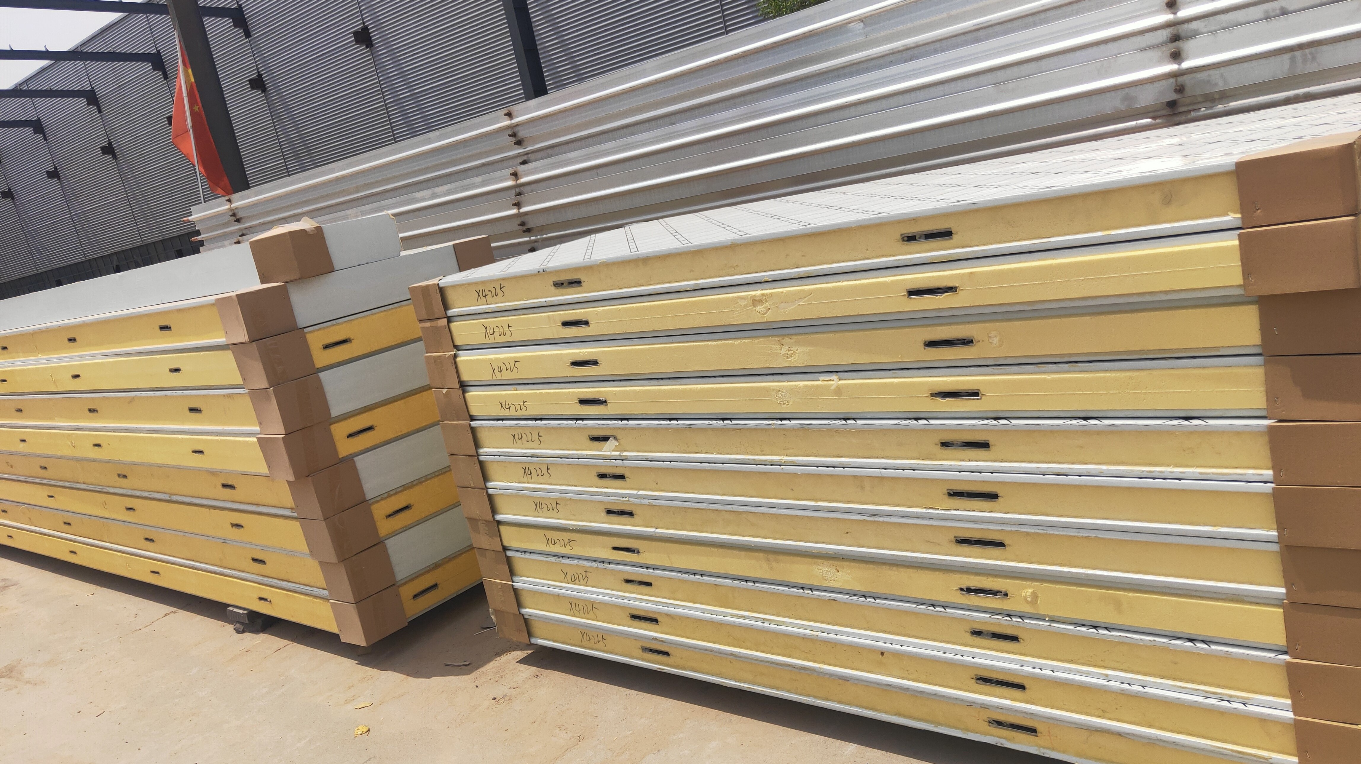 Polyurethane Sandwich Panels Fireproof Interior Exterior Wall Panels Decorative Heat Insulating Sandwich Panels