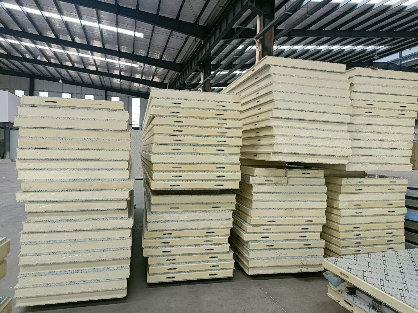 Polyurethane Sandwich Panels Fireproof Interior Exterior Wall Panels Decorative Heat Insulating Sandwich Panels