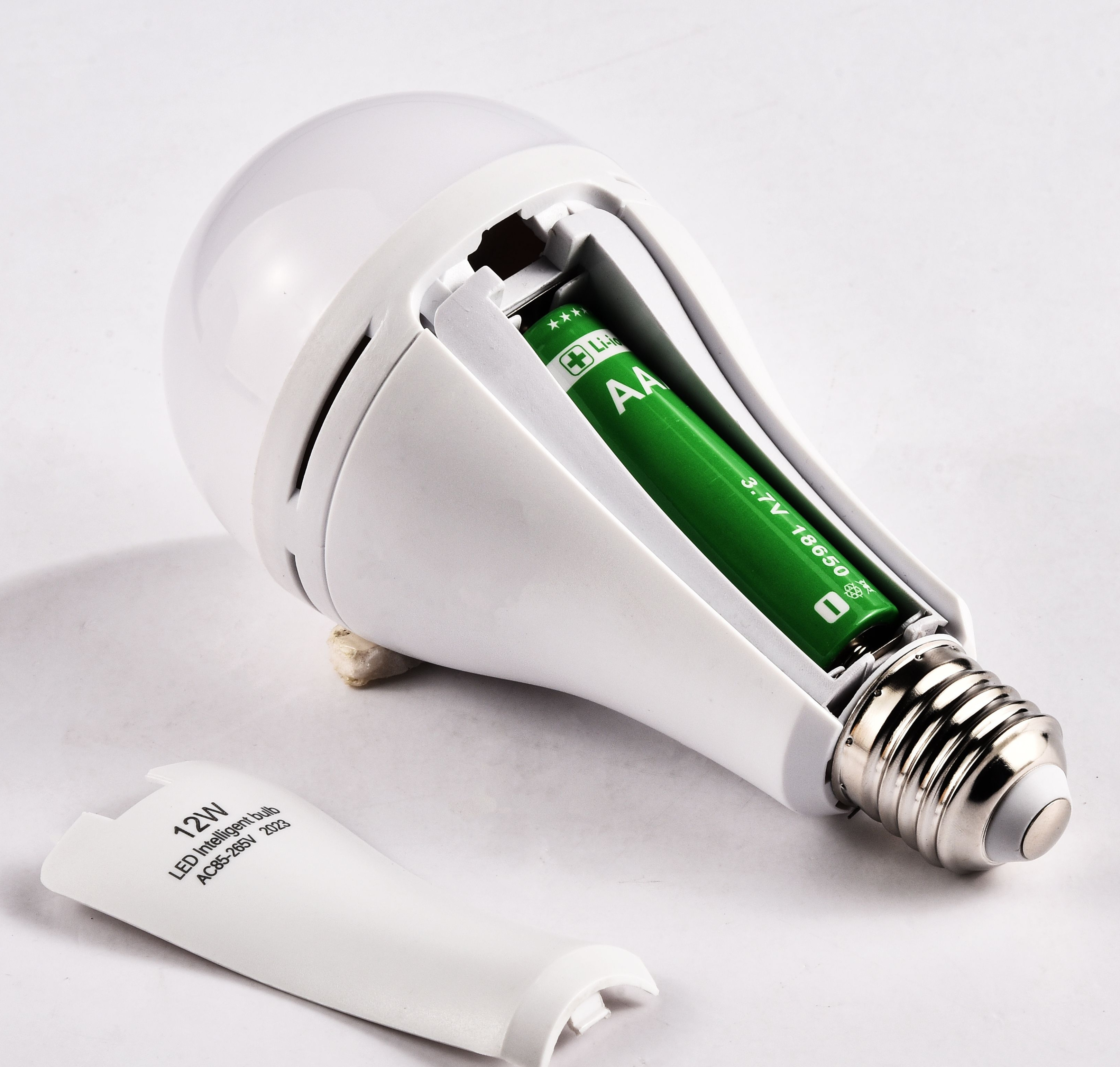 Factory direct sale good quality portable led bulb high brightness easy control chargeable long life emergency light