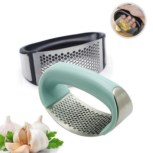 304 Stainless Steel Garlic Crusher Minced Ginger Chopper Peeler Vegetable Tools Kitchen Gadgets Garlic Press Rocker with Handle