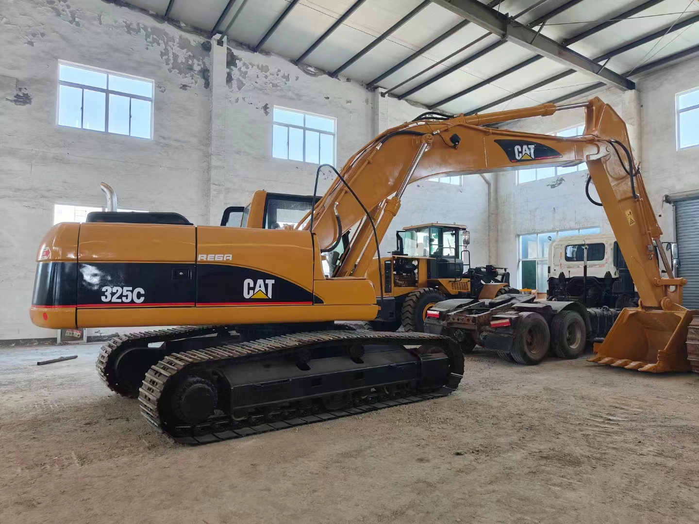 Low price used CAT 325C crawler excavator with good condition for Caterpillar excavator