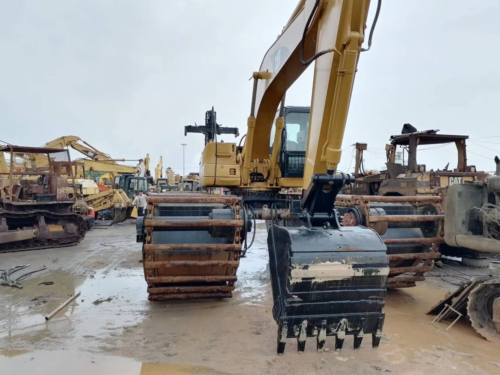 underwater 20 tonne used swamp buggy amphibious 320c excavator with float pontoon caterpillar 320d 325