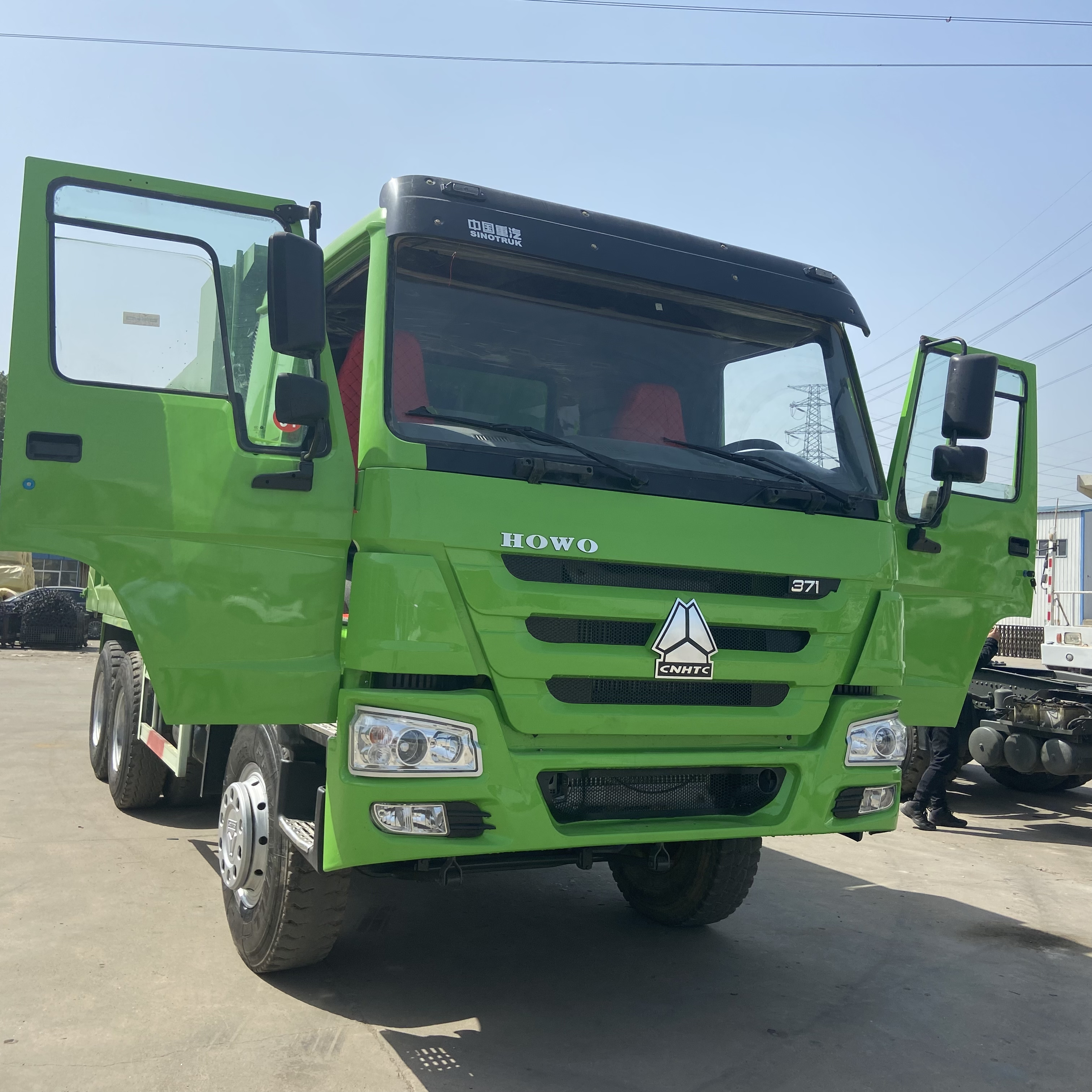 Cheap Sinotruk howo heavy truck 3axles  6x4 dump truck 10 tires dump trucks in Africa