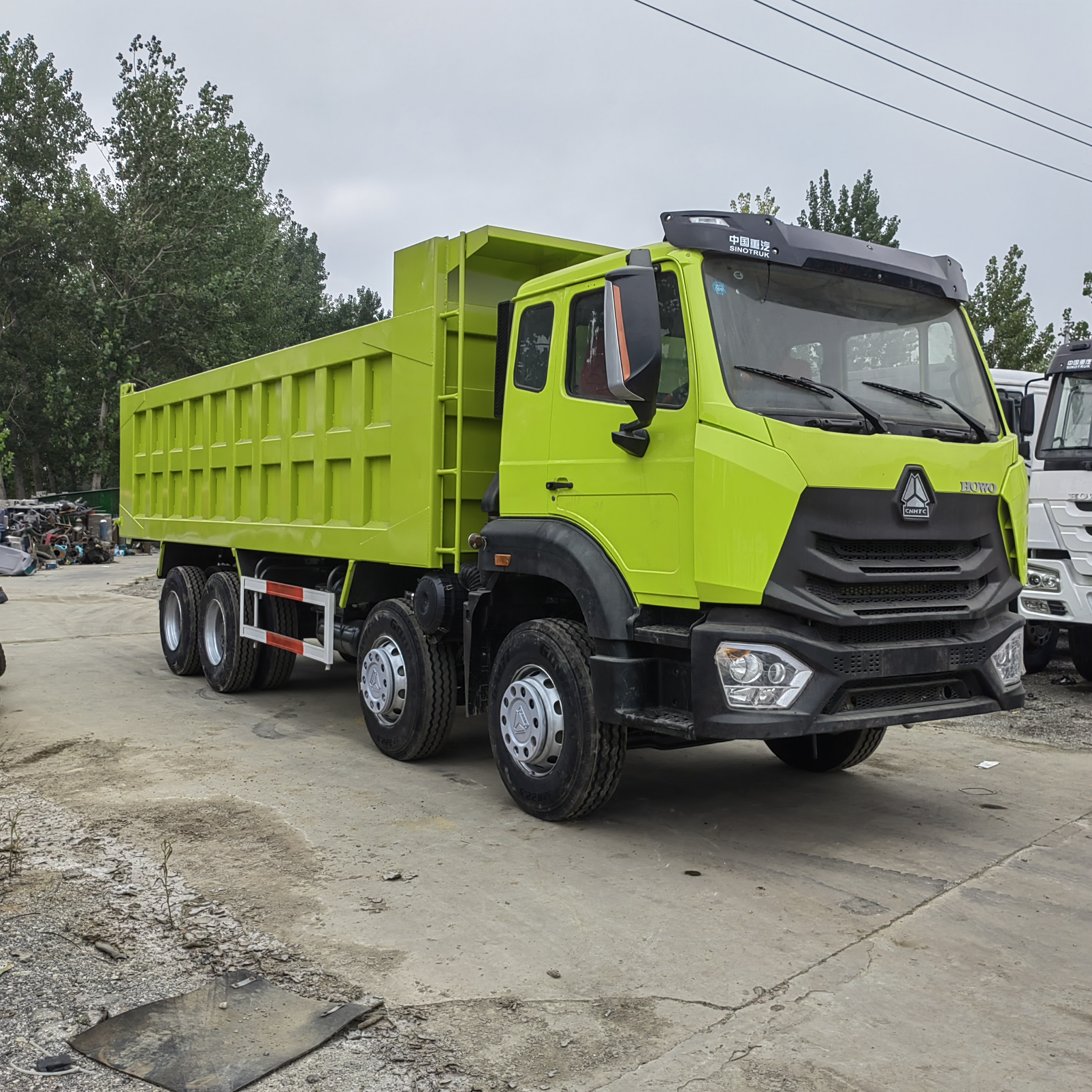 Sinotruk 8x4 hohan large 12 wheels  50 Ton 375HP engine used Left hand drive mining dump truck for sale