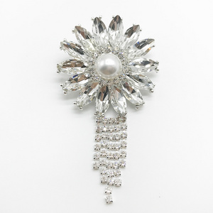 Modern latest design high quality brooches with chain for hot selling