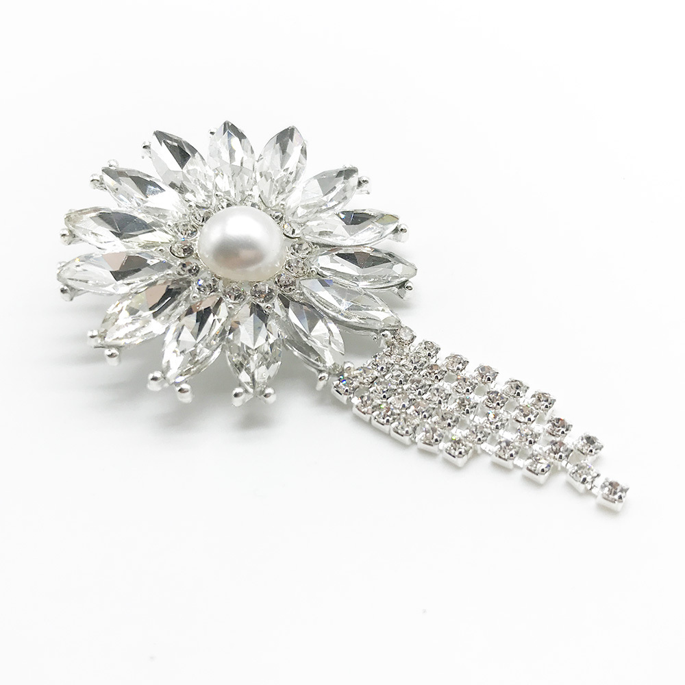 Modern latest design high quality brooches with chain for hot selling