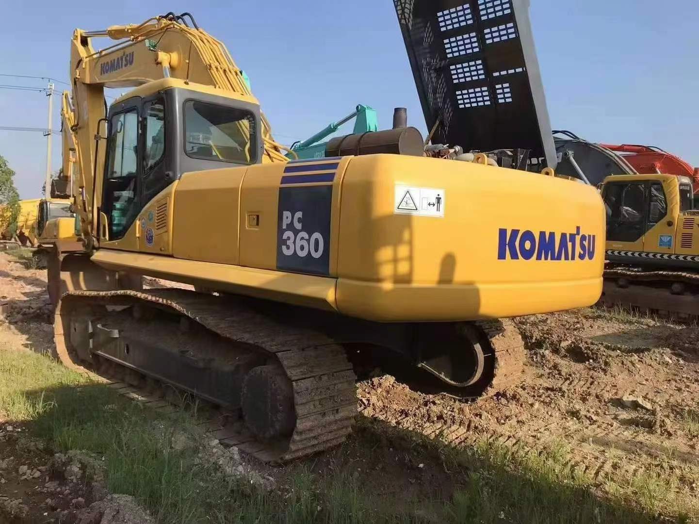 Sale of used tracked excavators for large hydraulic excavators