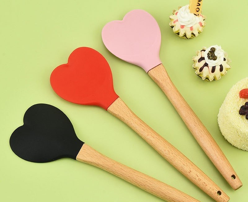 Kitchen Baking Tools Nonstick Heat Resistant Silicone Heart Shaped Spatula With Wooden Handle