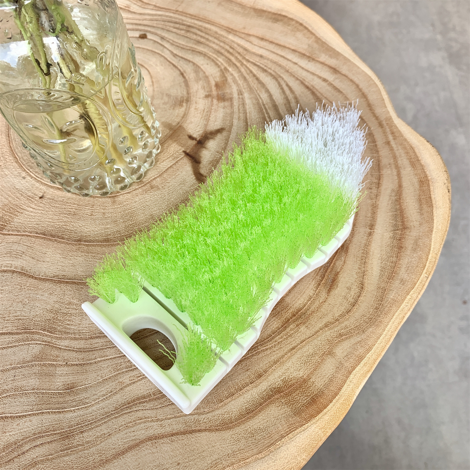 Bendable multi-purpose cleaning brush