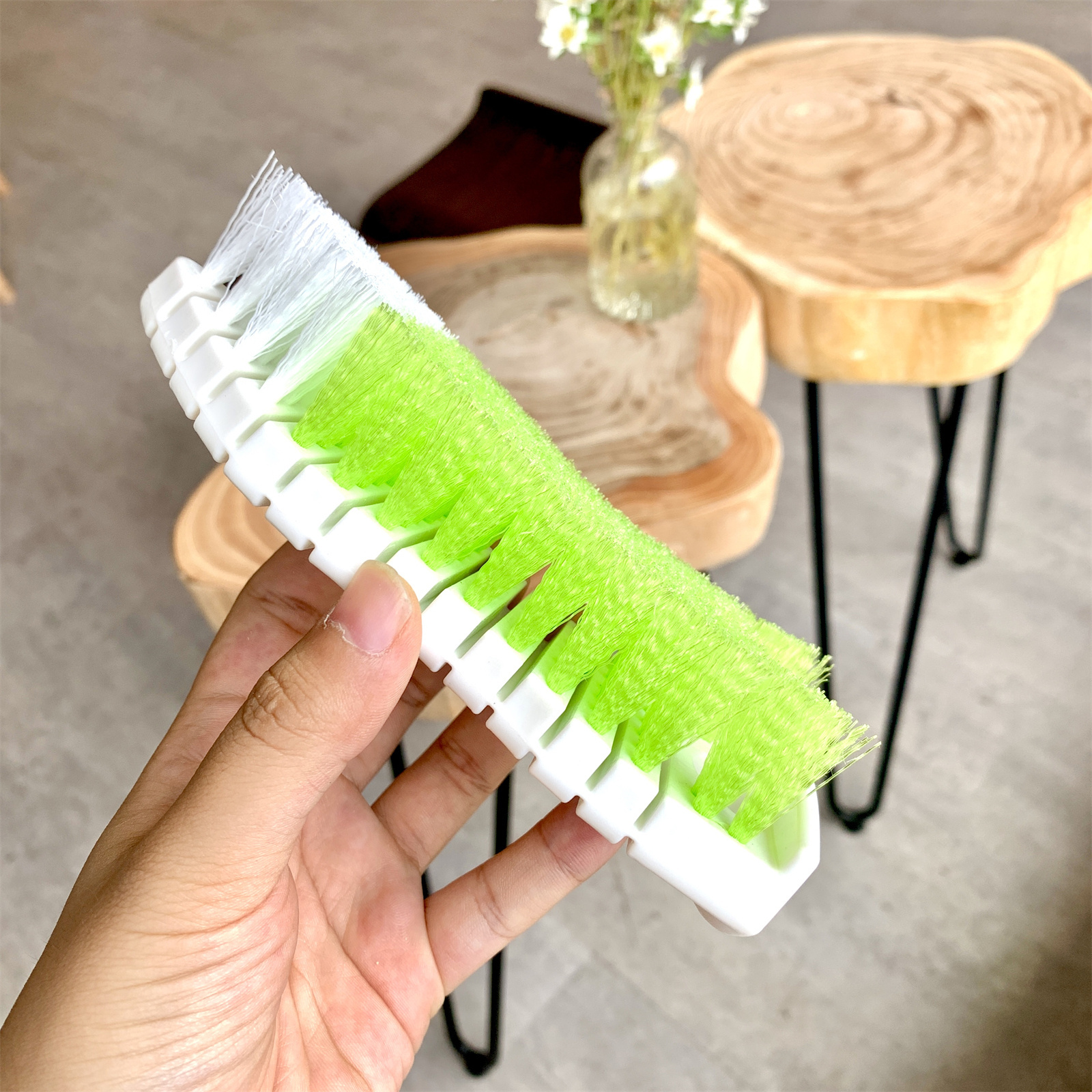 Bendable multi-purpose cleaning brush