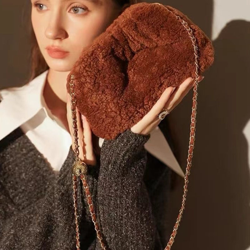 Wholesale Winter Custom Women Handbag Cute Lamb Wool Shoulder Bag Soft Fur Popular Girls Design Lambskin Leather Under-arm Bag