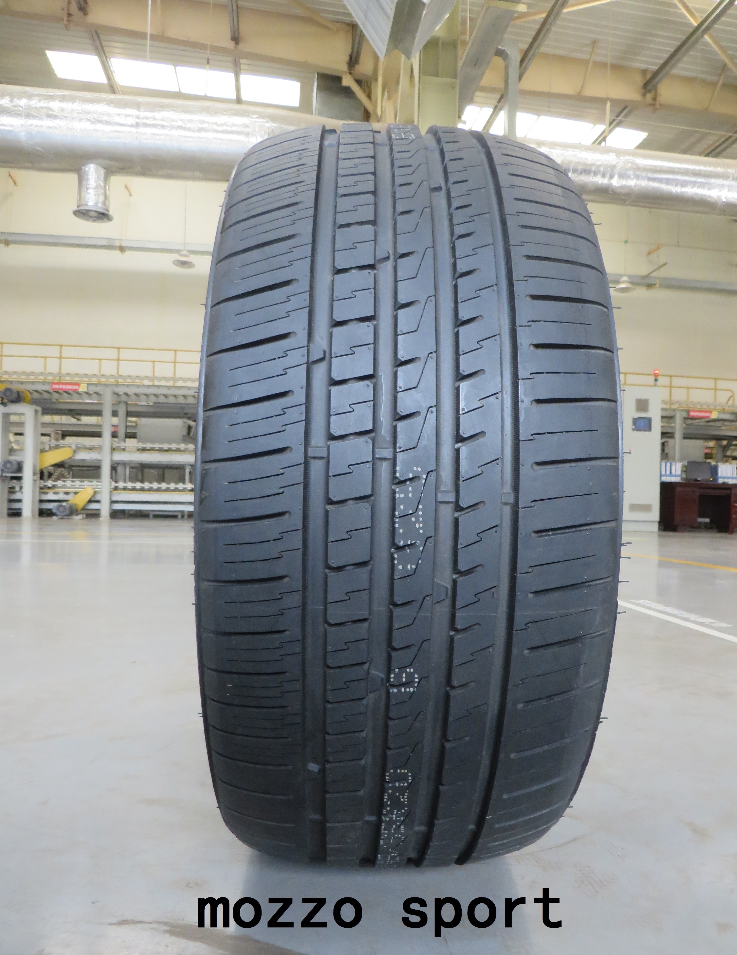 215/35R19 85Y car tire 19 inch tubeless wholesale mozzo sport uhp car tires tryes manufacturer