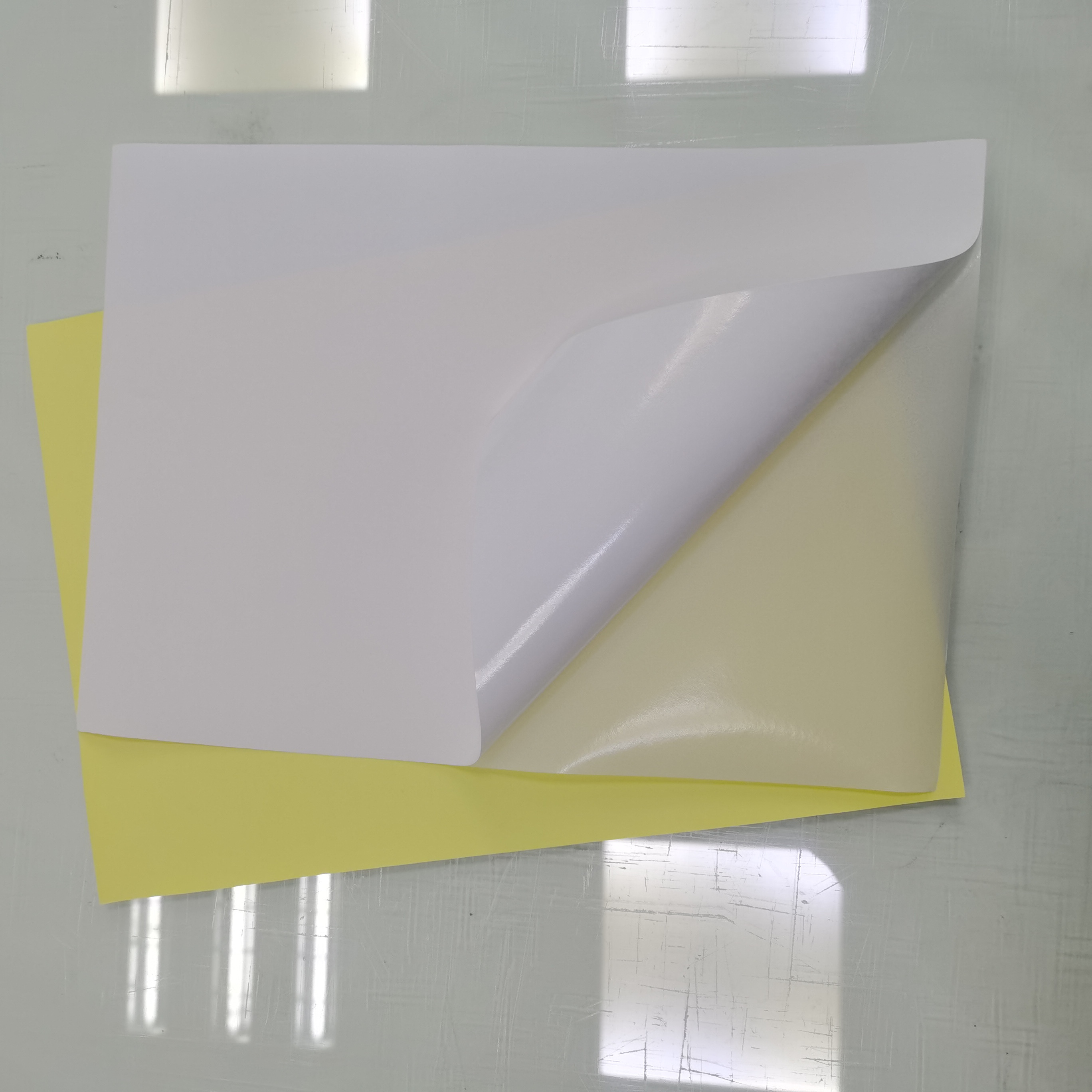 Synthetic PP Acrylic 60gsm White Glassine liner sticker product labels roll paper adhesive