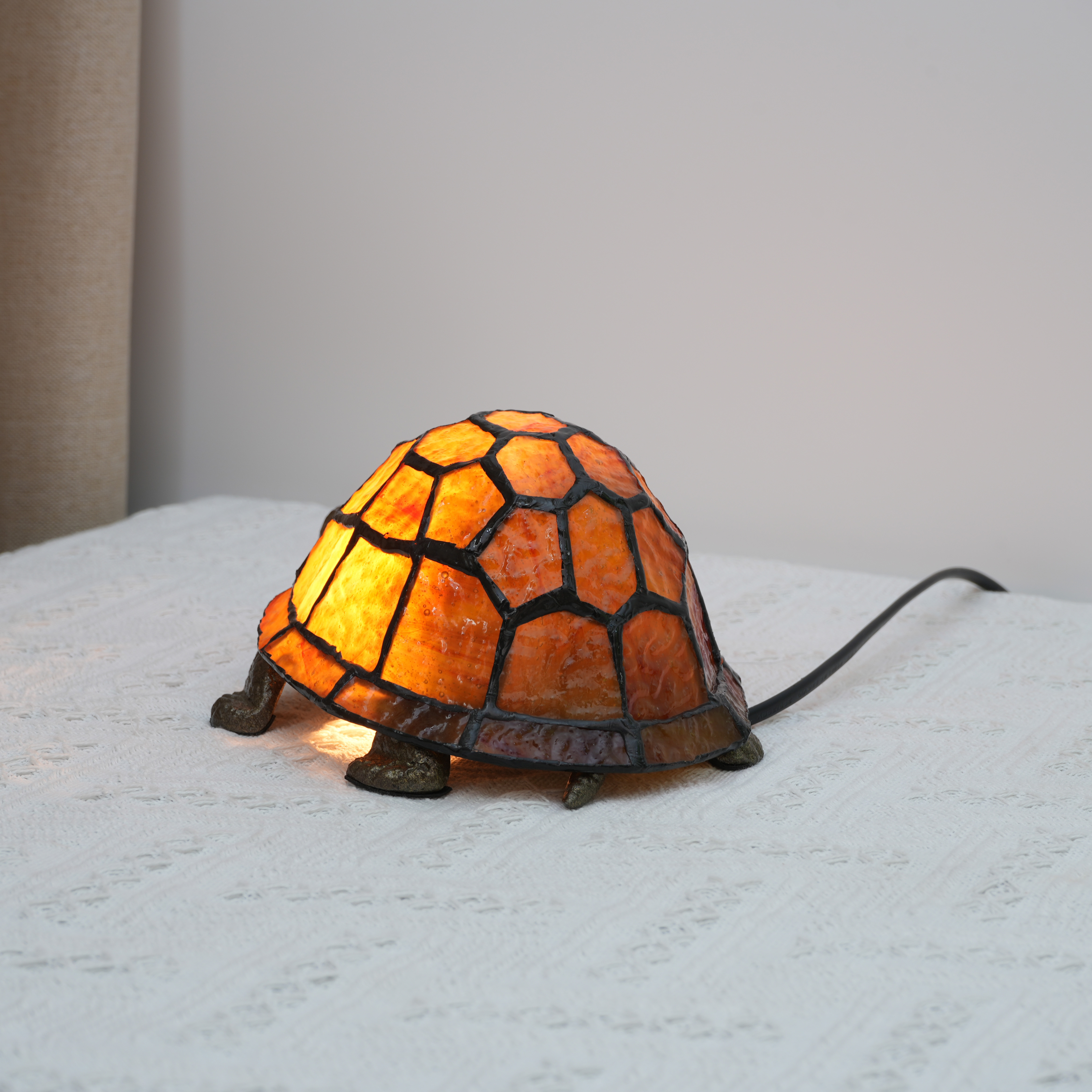 Tiffany Style Stained Glass yellow Tortoise Table lamp, Suitable for Bedside, Living Room Pet Enthusiast mosaic Night Light