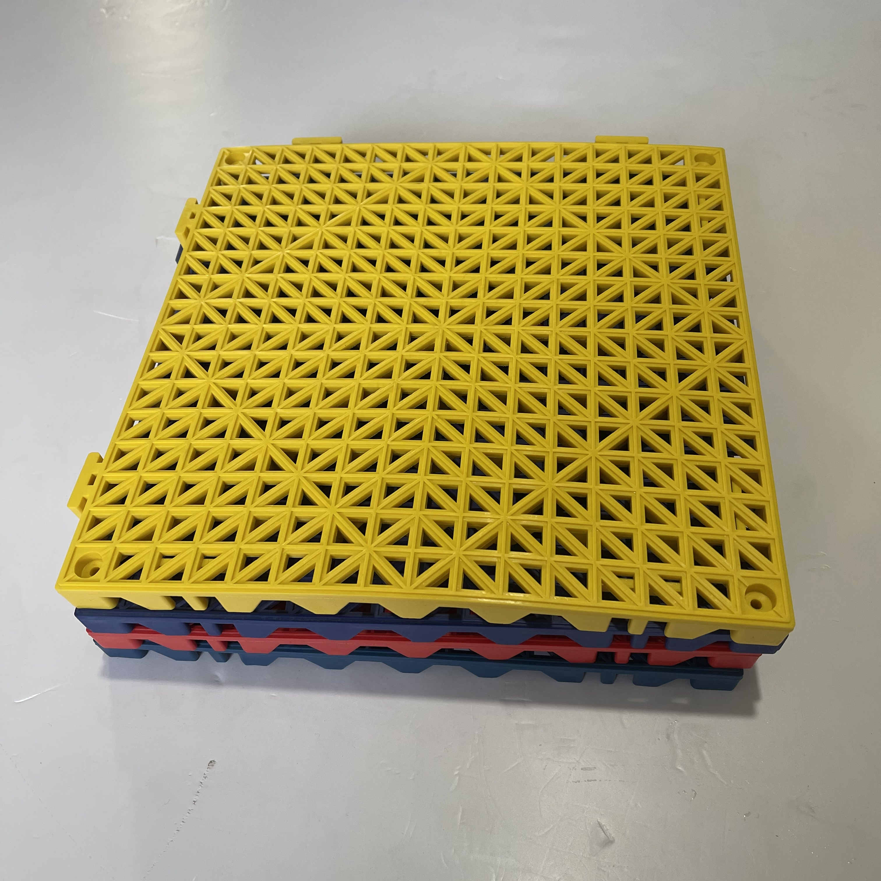 Wholesale high quality non-slip plastic floor 290*290*18.5mm deck interlocking drainage car wash garage plastic floor