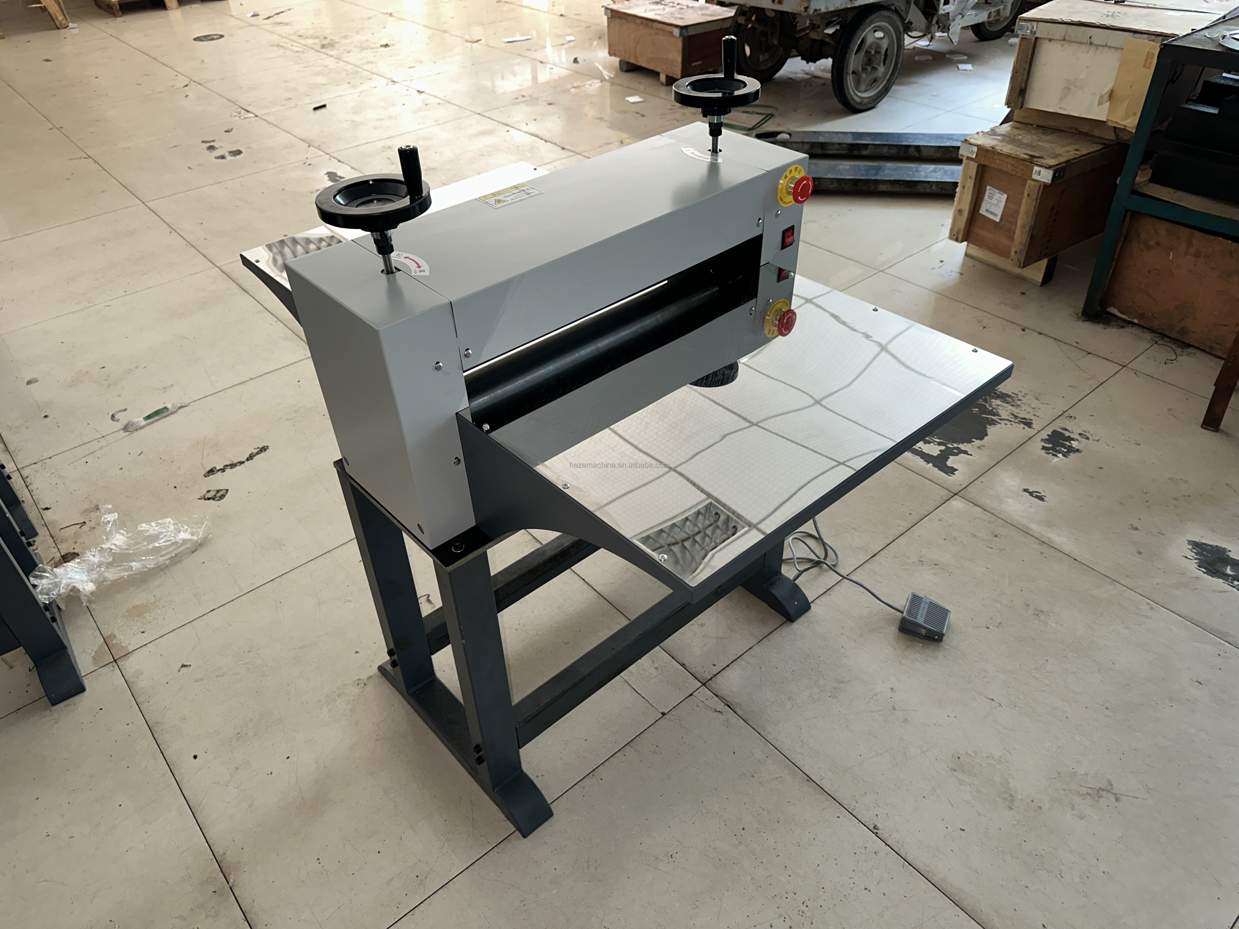 Flatbed Press Punching Corrugated Cardboard Die Cutting Creasing Machine With Custom Made Molds Design