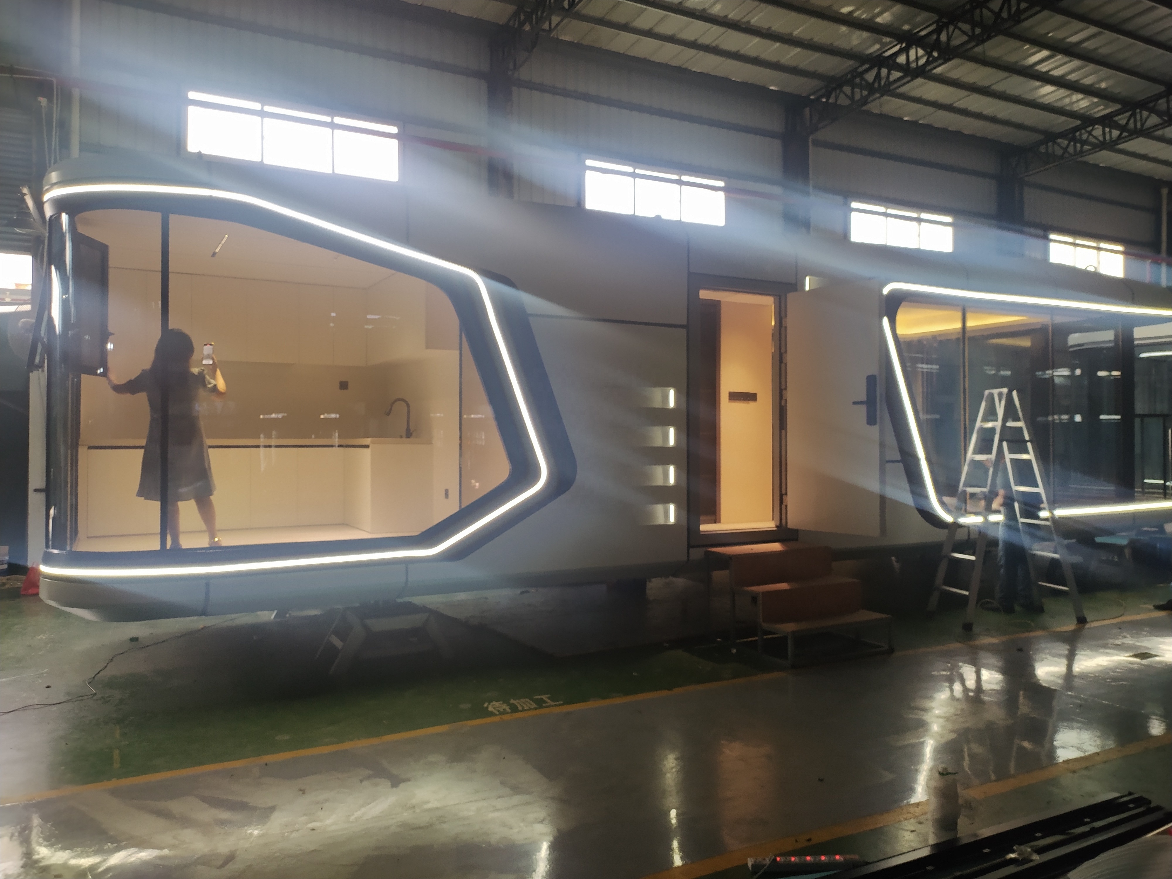 Luxury solar oem prefab c70 airship pod prefabricated tiny mobile Hangfa space capsule homestay container house e7