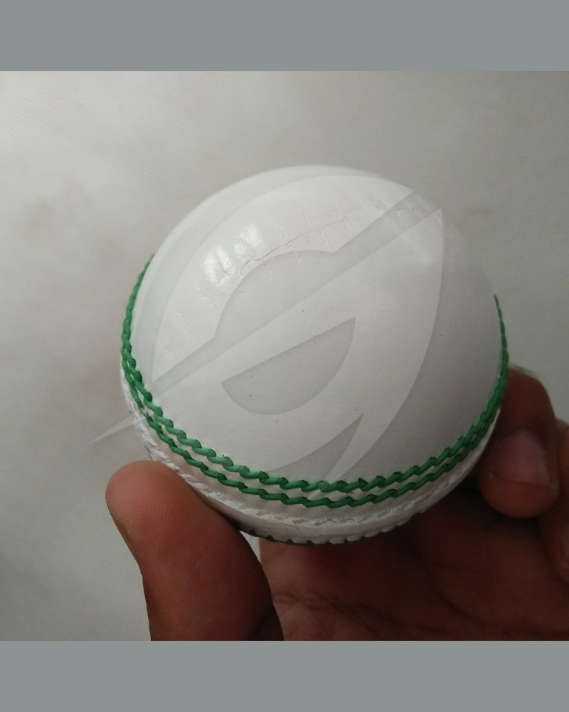 White leather cricket ball, machine stitched high quality cricket ball