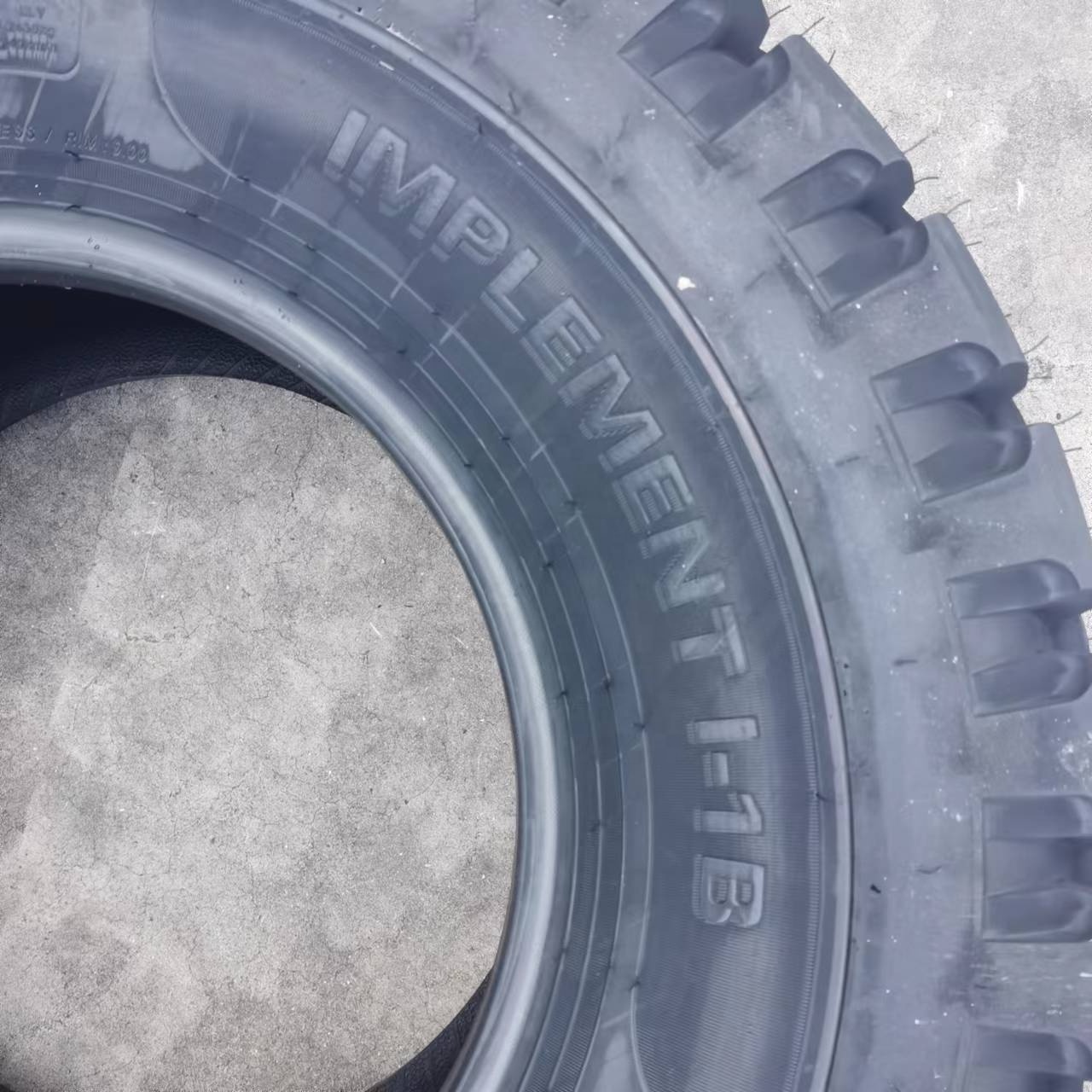 Implement tyre 10.0/75-15.3 11.5/80-15.3 12.5/80-15.3 manure spreader tyre tubeless