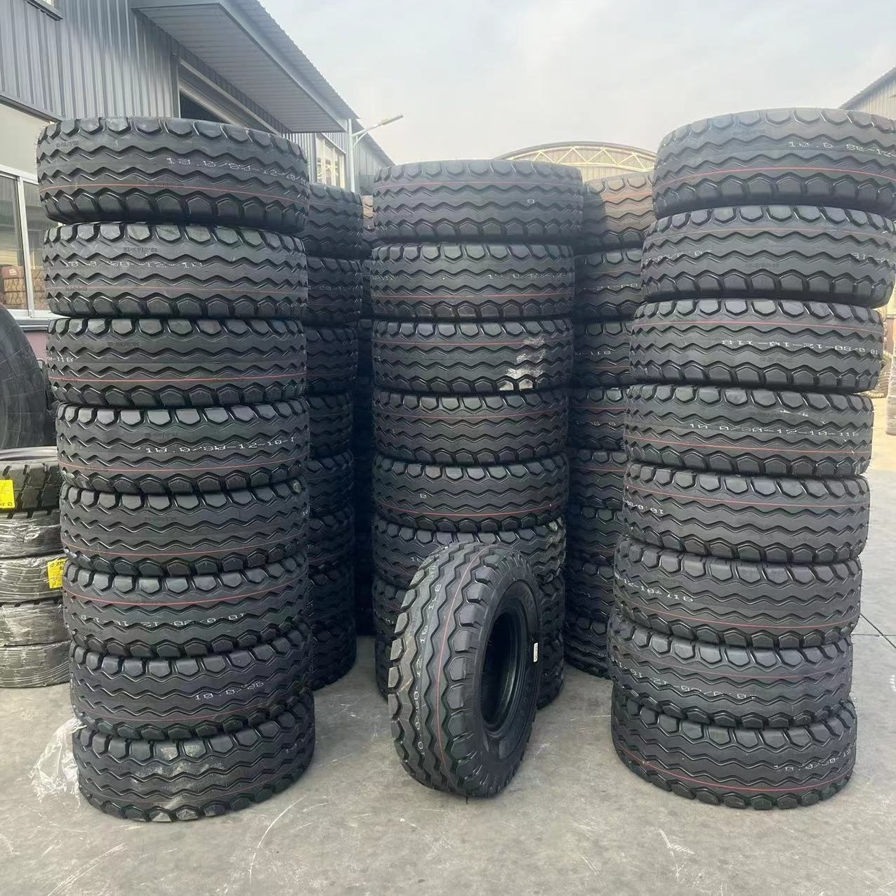 Implement tyre 10.0/75-15.3 11.5/80-15.3 12.5/80-15.3 manure spreader tyre tubeless