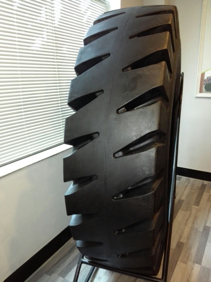 Reach stacker tire 18.00-25 18.00-33 21.00-25 21.00-35 port forklift tire tubeless with O-ring E-4 tread pattern