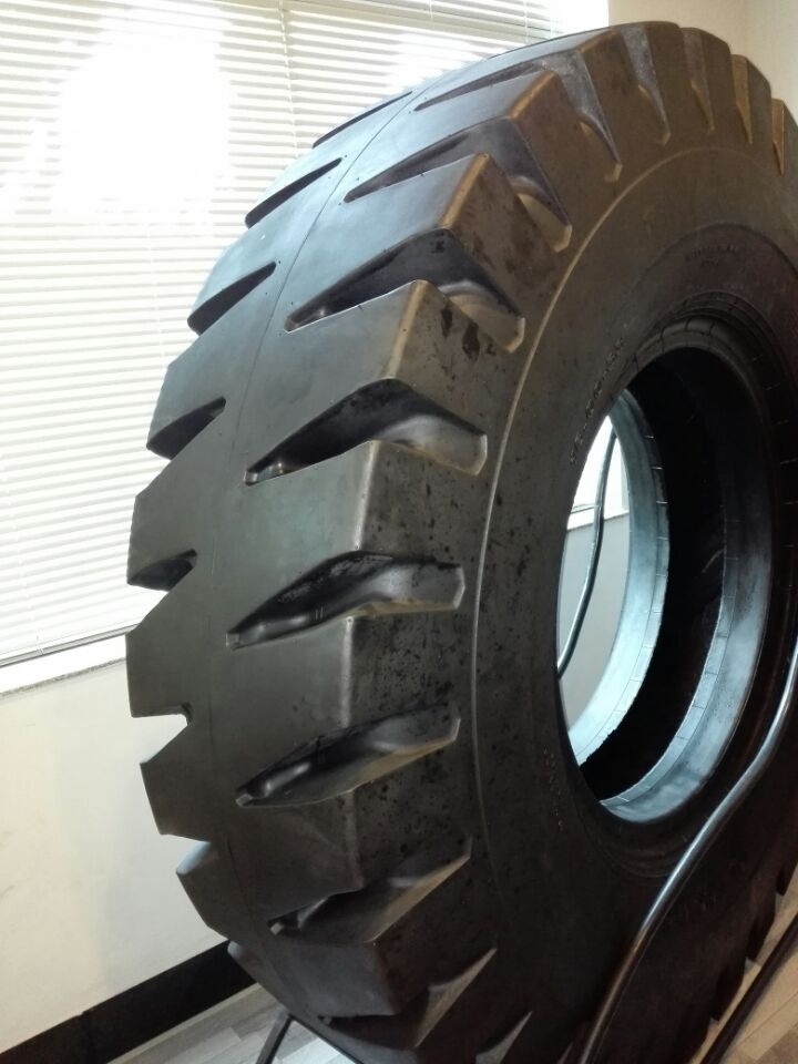 Reach stacker tire 18.00-25 18.00-33 21.00-25 21.00-35 port forklift tire tubeless with O-ring E-4 tread pattern