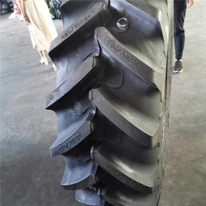 Radial agricultural tractor tyre 420/70R24