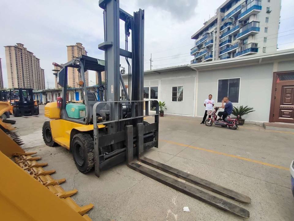 Good quality used 6 ton Komatsu forklift for sale, komatsu diesel forklift FD70 machine