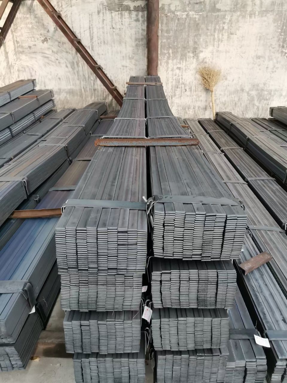 Low price hot rolled flat bar steel damascus steel billet wholesale carbon ms flats bar 50-200mm price