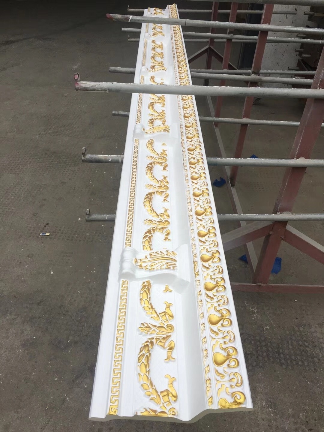 Factory price 21cm width Silver and gold colour Popular decorative polyurethane carving cornice moulding for hotels