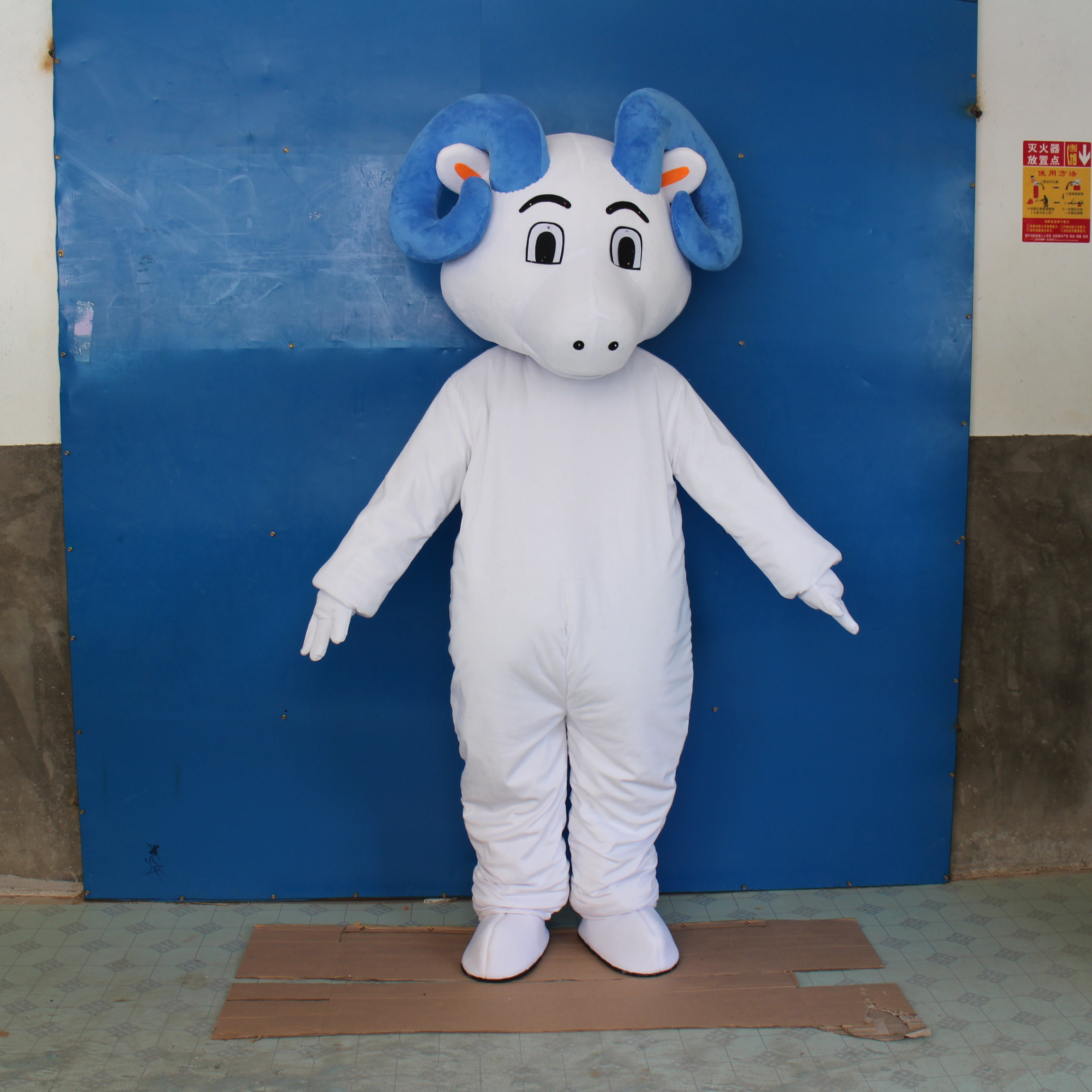 Funtoys White Goat Funny Dancing Party Halloween Birthday Party Cartoon Animal Adult Character Mascot Costume