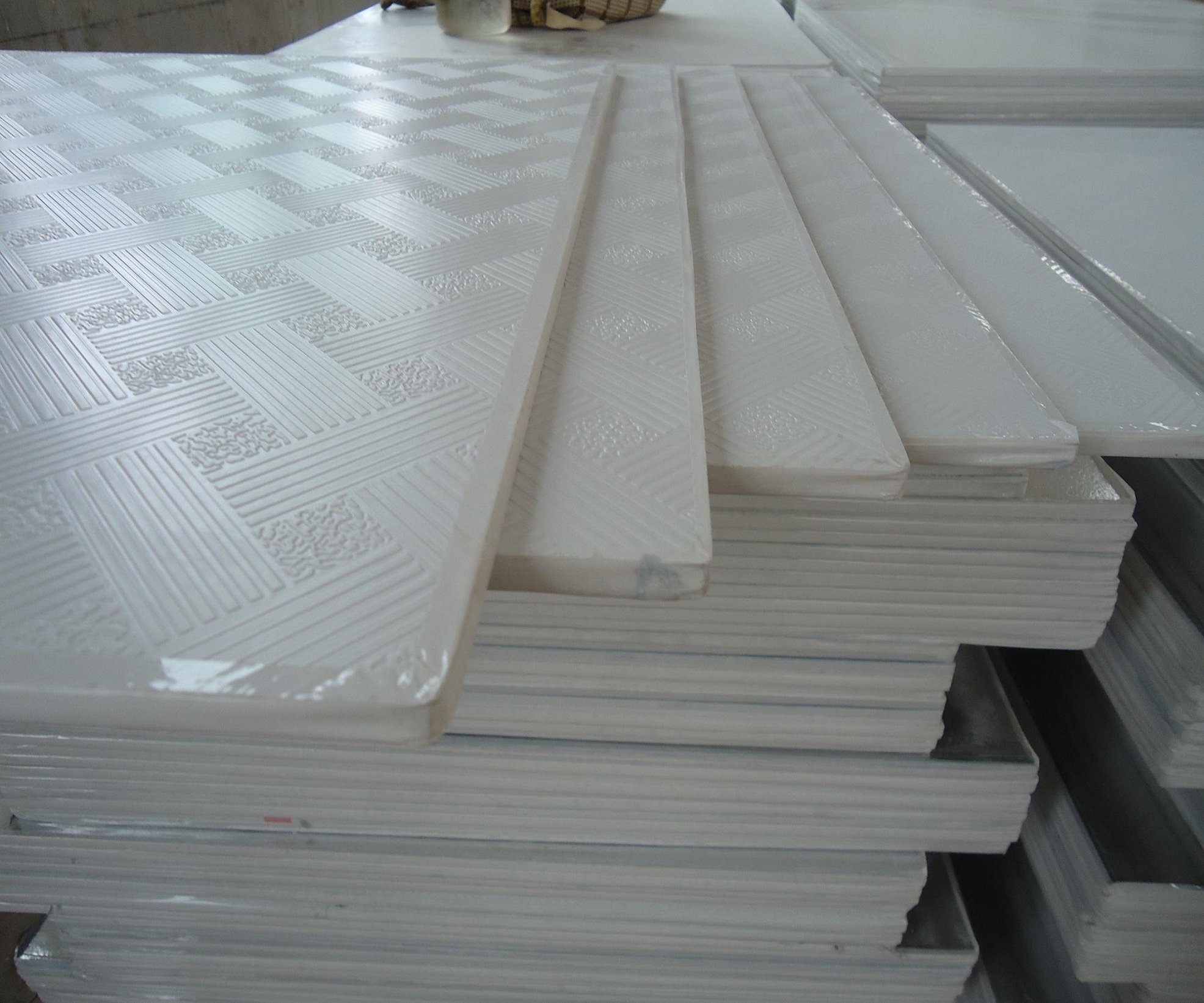 595 x 595mm Modern PVC Laminated Gypsum Ceiling Tiles  with Fireproof Heat Insulation Interior Application