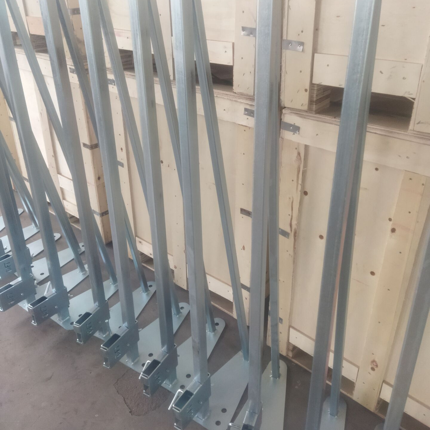 Screw parapet clamp for construction