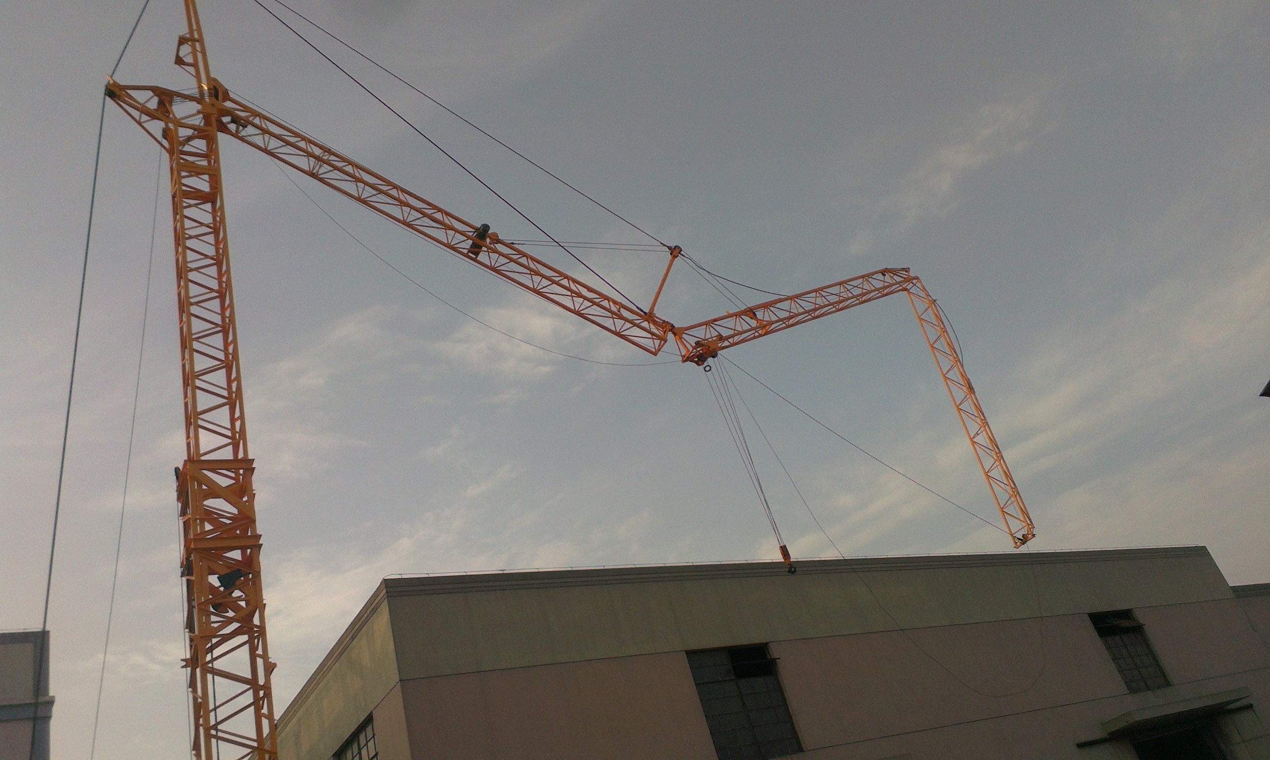 Fast erecting tower crane QTK40 with towing arrangement