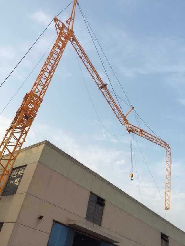 Fast erecting tower crane QTK40 with towing arrangement