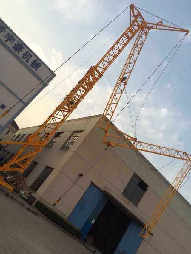 Fast erecting tower crane QTK40 with towing arrangement