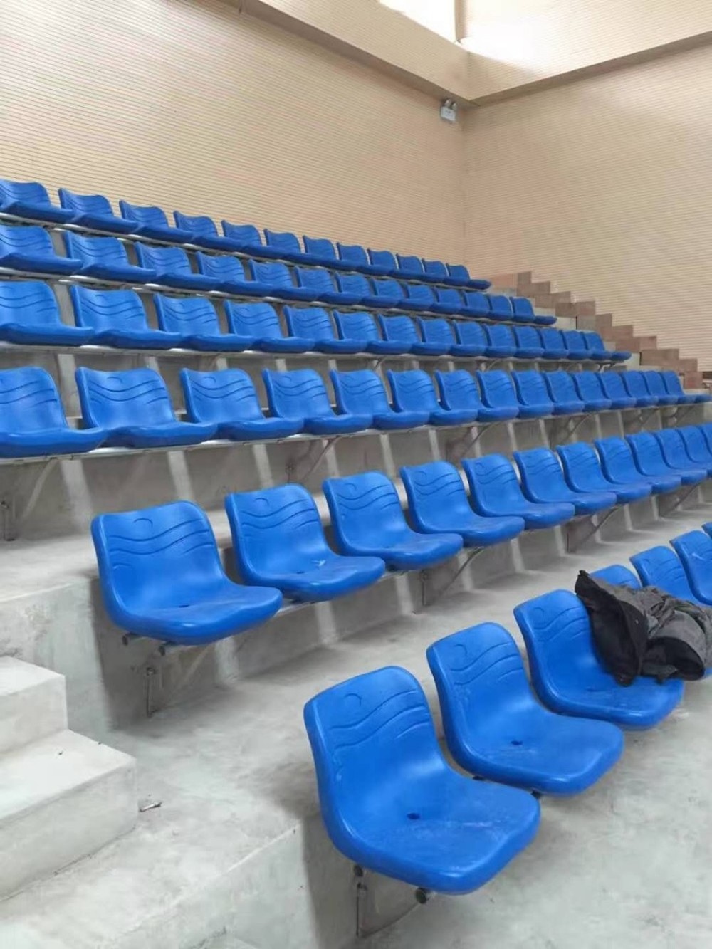 hongkang HKCG-KTY-005 floor-to-ceiling hollow plastic chair stadium seat bleacher chair for sale