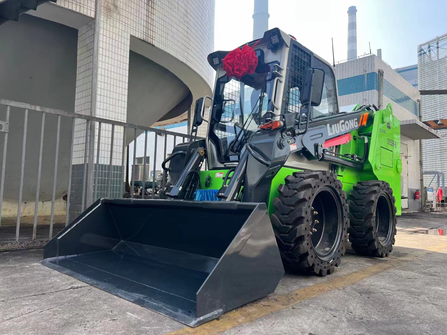 First electric skid steer loader in China  385B-E 1.5 Ton  Mini Skid Steer Loader With Attachment for cheap sale