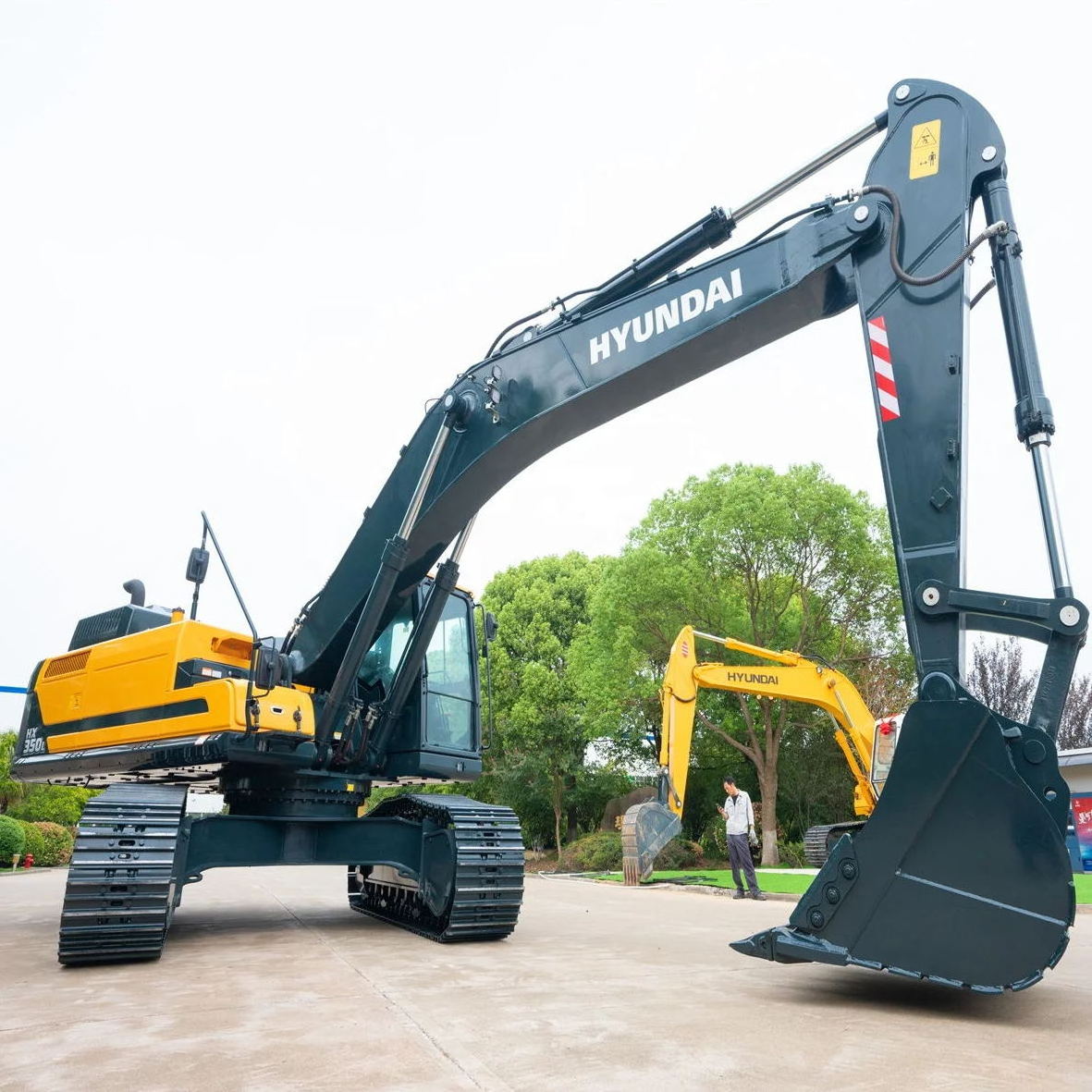 1.6m3 rock bucket 1.83m3 standard large crawler excavator HX350L at factory price in stock for cheap sale